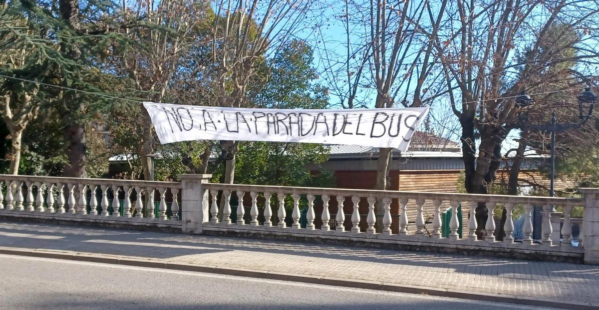 Pancarta penjada a la carretera de Solsona, el lloc on es vol ubicar la parada provional de busos