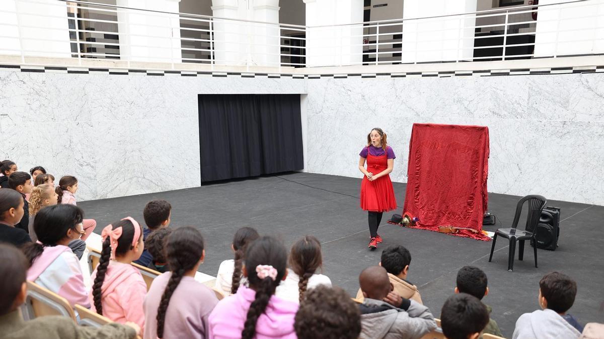 Los alumnos de primaria disfrutaron de un cuentacuentos.