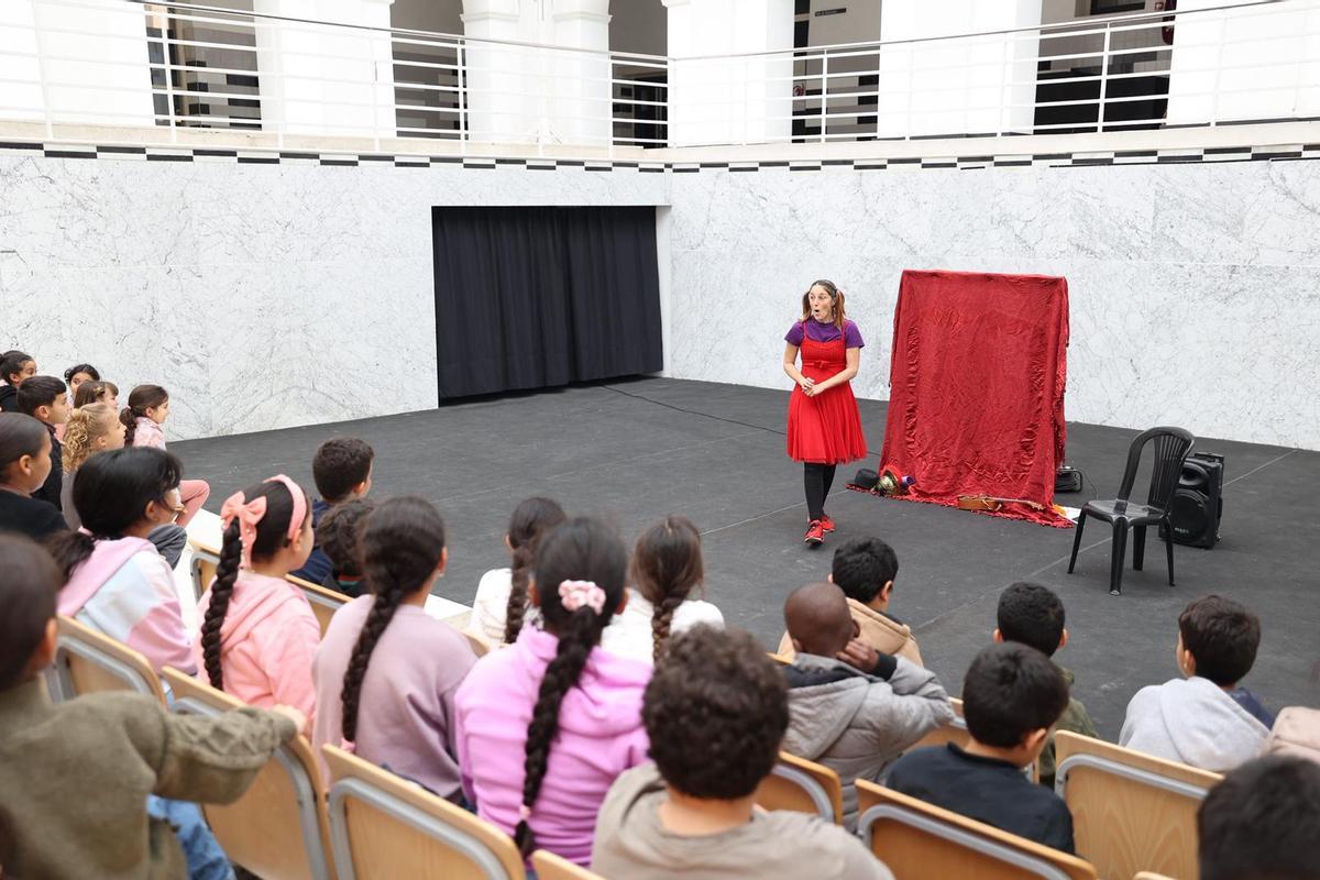 Los alumnos de primaria disfrutaron de un cuentacuentos.