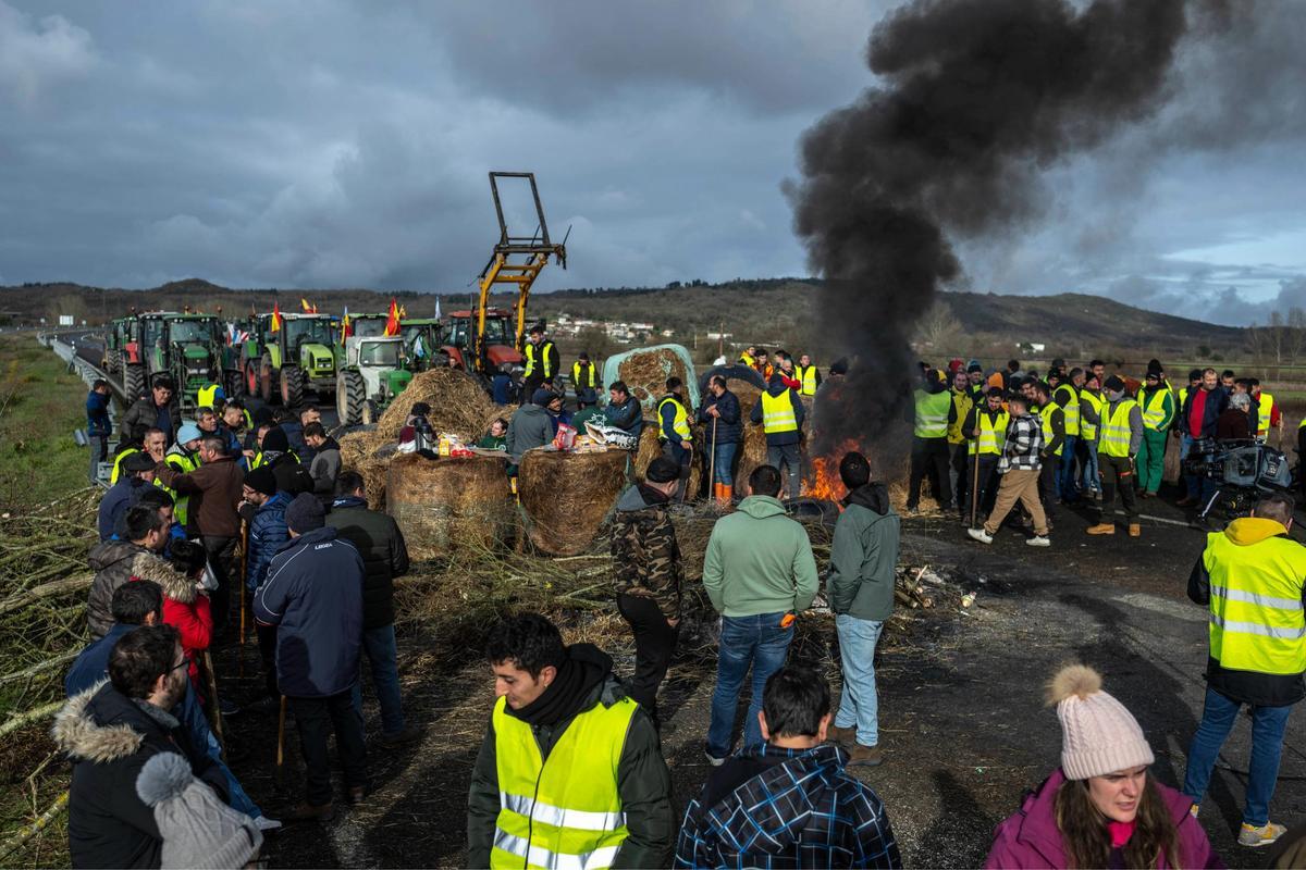 Los agricultores protestan en Ourense por el pacto de Mercosur: quemas y cortes de carretera