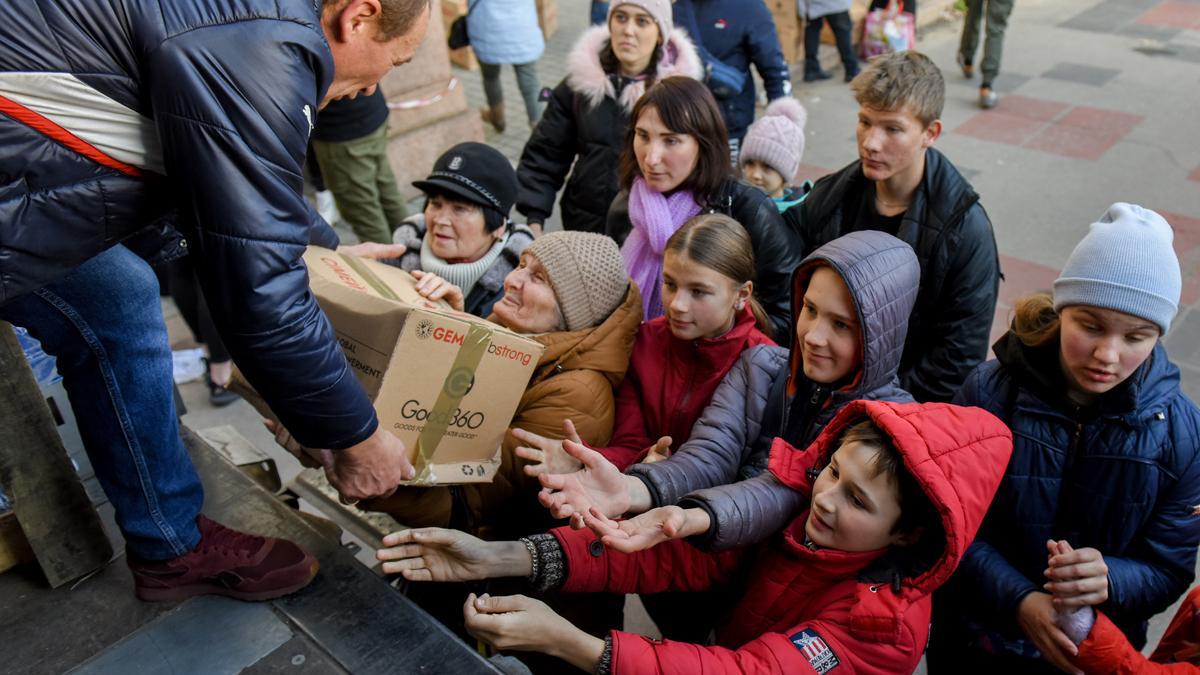 Ciudadanos reciben ayuda humanitaria en la plaza central de Jersón