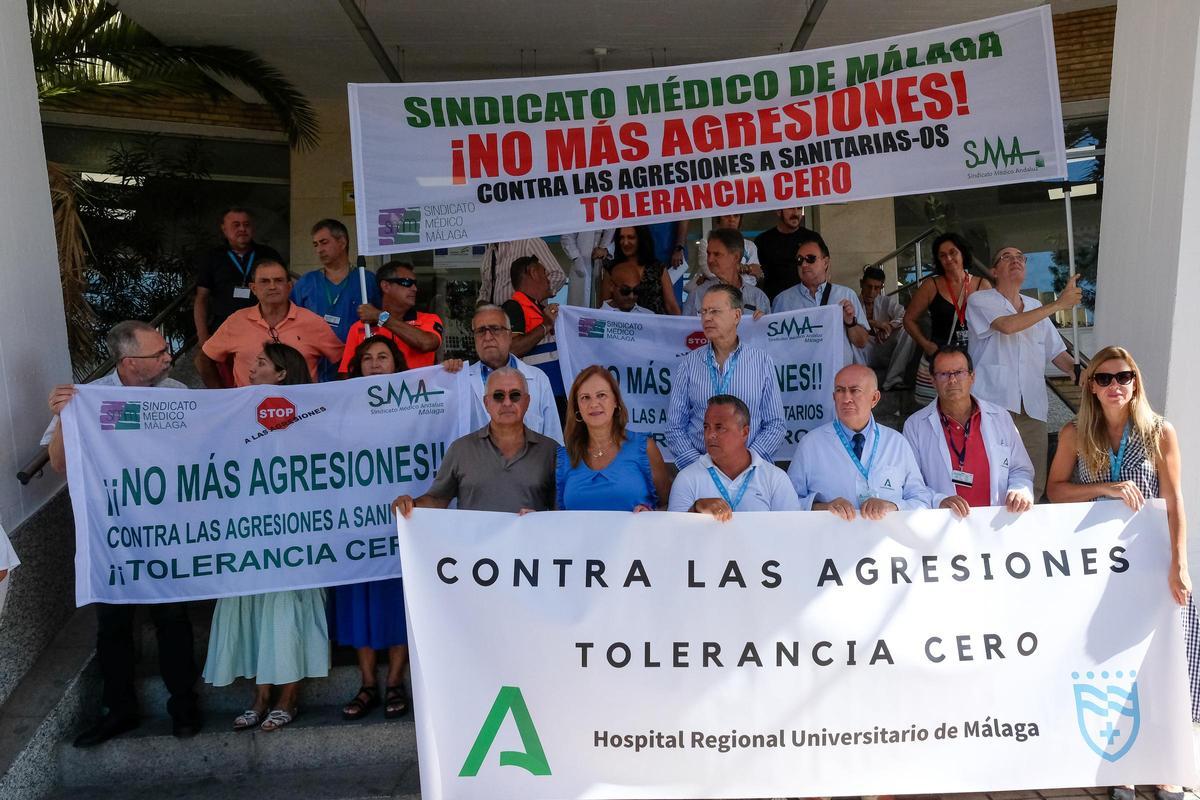 Concentración de médicos en la entrada de Urgencias del Hospital Regional en contra de las agresiones