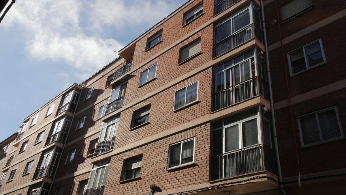 Edificio desde donde un hombre se ha tirado por la ventana tras sufrir un brote psicótico.