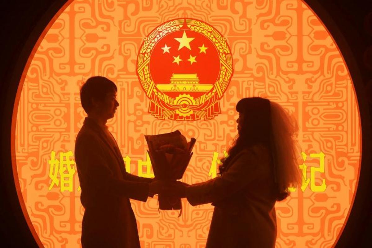 Casados el día de San Valentín, en una oficina de registro de matrimonio en Hangzhou, China