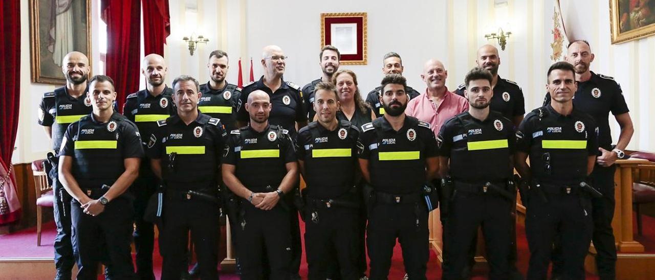 Foto de familia de la toma de posesión de los 12 nuevos agentes que ingresan en la Policía Local de Mérida.