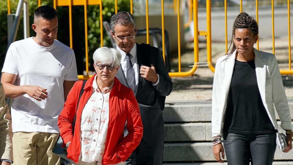 Rafael Hermoso, hermano de la futbolista ( Camisa Blanca) y la amiga de Jenny Hermoso (derecha) junto a sus abogados , salen de  declarar como testigos a la Audiencia Nacional.