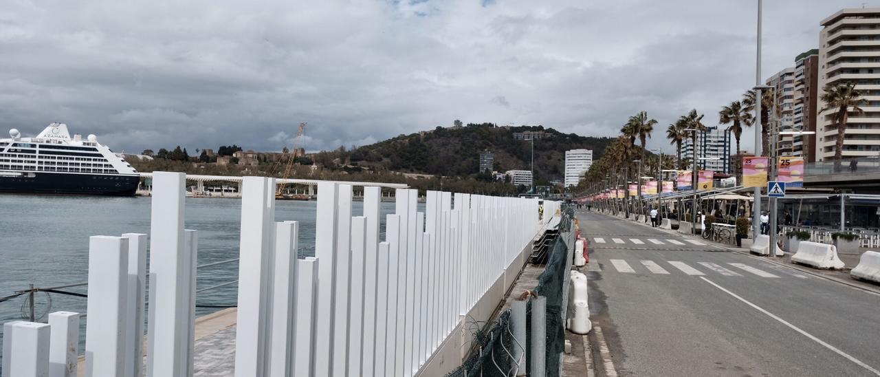 Instalación de la polémica valla en el Muelle Uno.