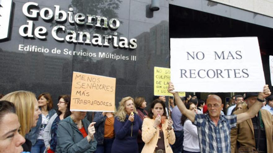 Cabildos y municipios suprimirán pluses, seguros, pensiones y contratos