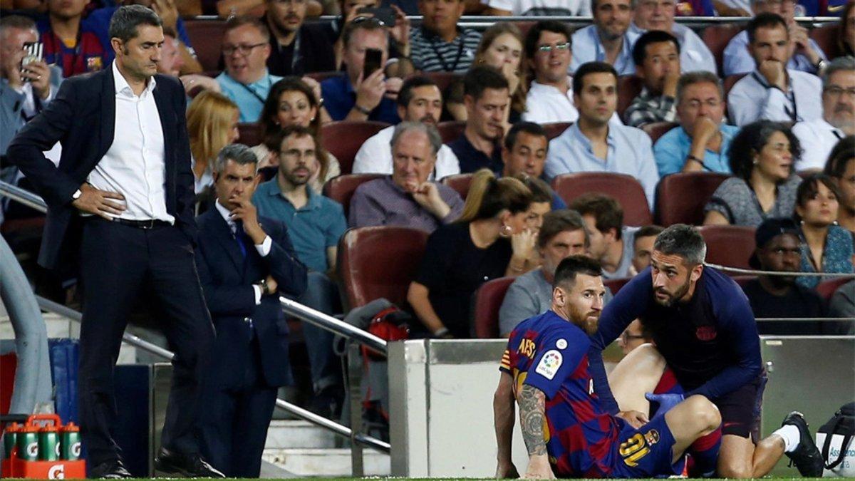 Ernesto Valverde observa a un lesionado Leo Messi durante el Barça-Villarreal de la Liga 2019/20