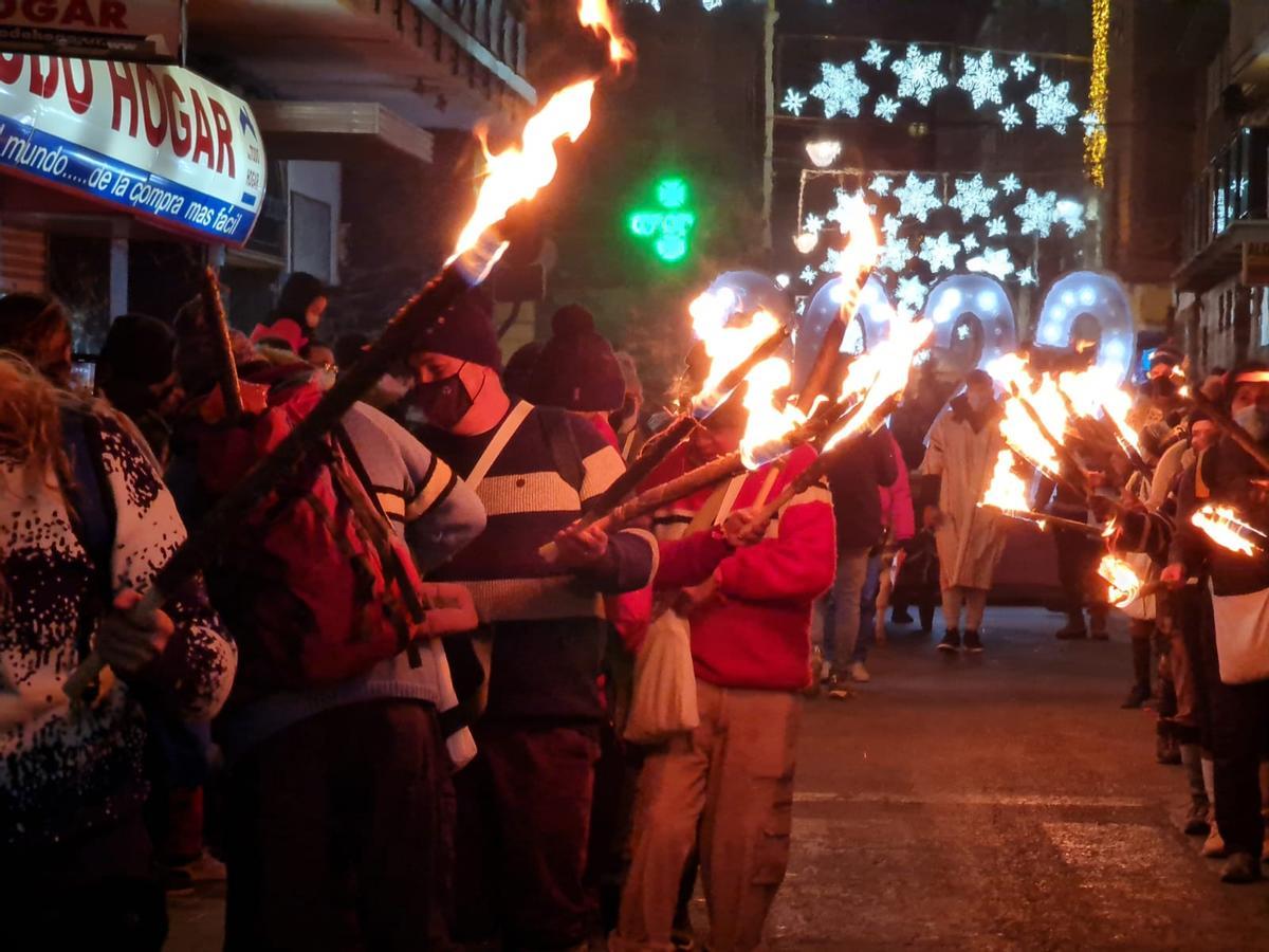 Las antorchas de fuego solo se han utilizado a la llegada al casco urbano por el riesgo de incendio en el monte Bolón debido al viento.