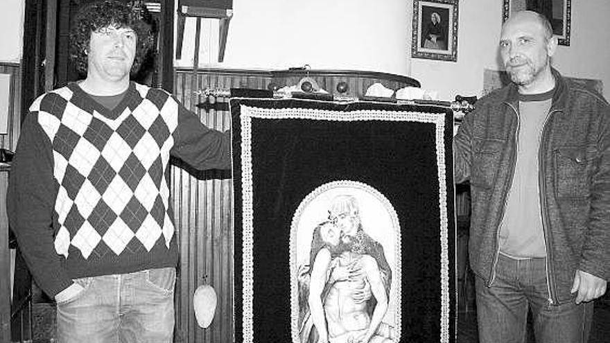 El nuevo pendón, pintado por Alfredo Menéndez. El óleo integrado en un bordado sostenido por el hermano mayor, Santiago Artime, a la derecha, y Marcelino Muñiz.