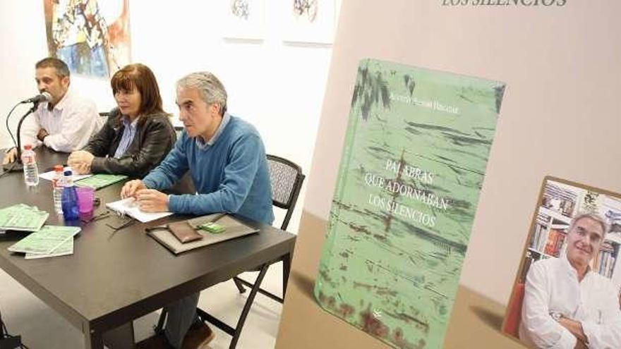 Por la derecha, Agustín Alonso, Esther García y el edil de Cultura, Enrique Tirador, ayer, durante la presentación del libro.