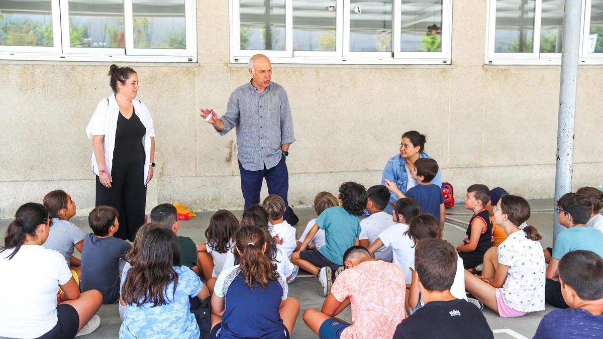 El alcalde en el colegio Progreso durante una actividad infantil.