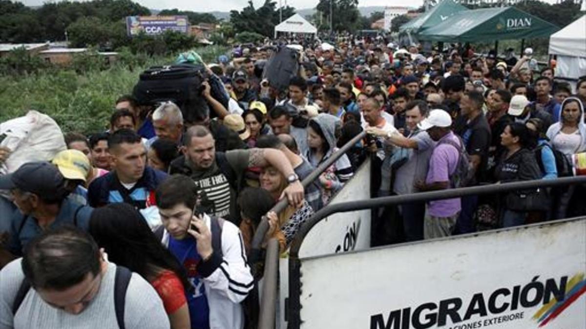 Cola para cruzar a Venezuela desde Colombia a través del puente internacional Simón Bolívar en Cúcuta, el 13 de febrero.