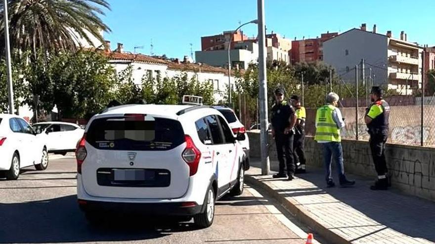 Un control contra taxis pirates a Figueres acaba amb set denúncies i un vehicle immobilitzat