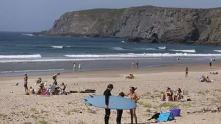 Intenta robar una mochila en la playa de Xagó y acaba tratando de darse a la fuga de unos bañistas que le plantaron cara