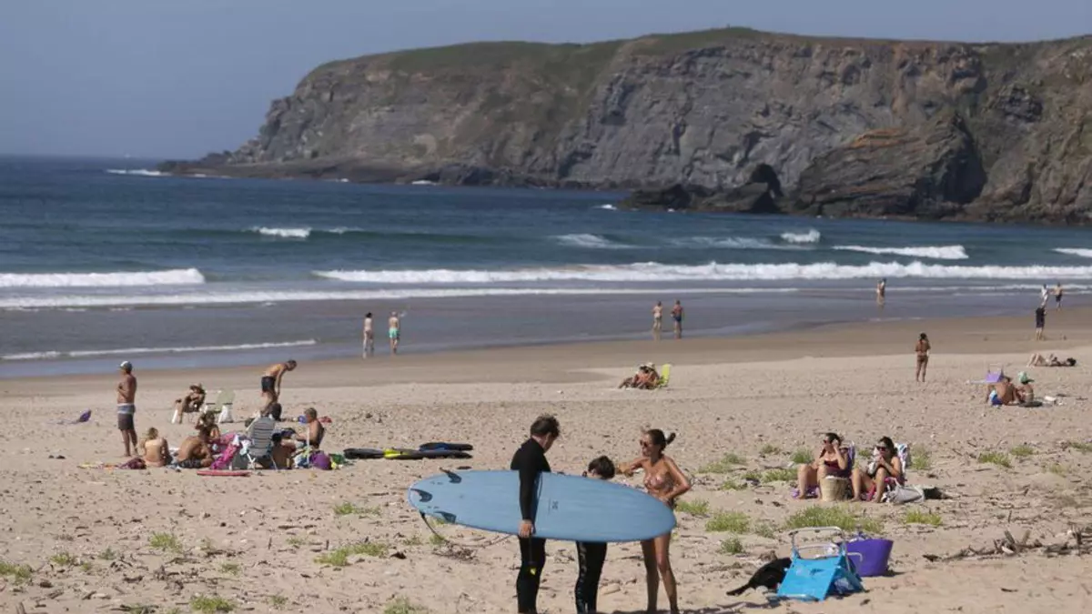 Intenta robar una mochila en la playa de Xagó y acaba tratando de darse a la fuga de unos bañistas que le plantaron cara