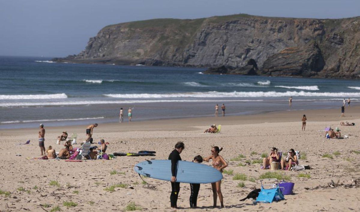 Vecinos, turistas y caravanistas compiten por aparcar en Xagó