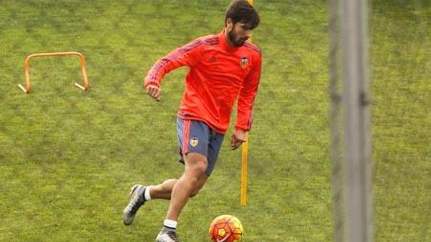 André Gomes conduce la pelota en un entrenamiento reciente con el Valencia. Ayer, no trabajó con el resto de sus compañeros por sus molestias.