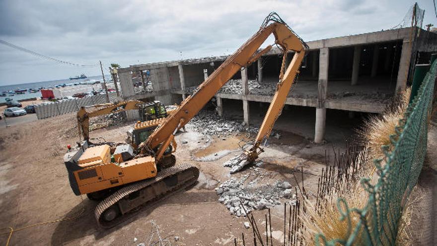 Obras de demolición del mamotreto de la playa de Las Teresitas, ejecutadas en 2017.