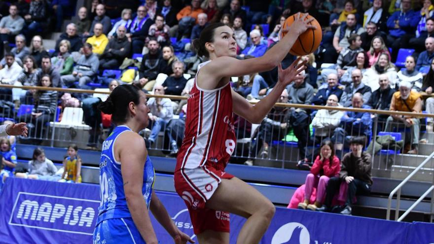 Vorackova entra a canasta ante la defensa de Gervasini.