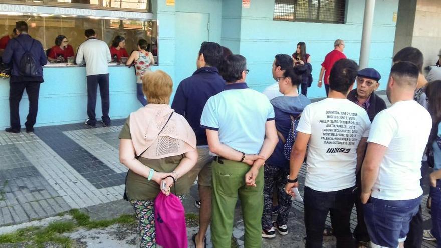 Las colas en las taquillas del Estadio Abanca Balaídos, esta mañana. // Alba Villar