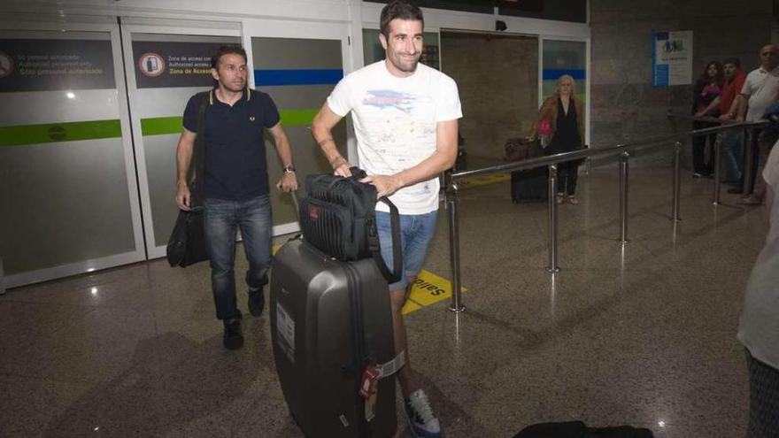 Cani, anoche a su llegada al aeropuerto de Alvedro.