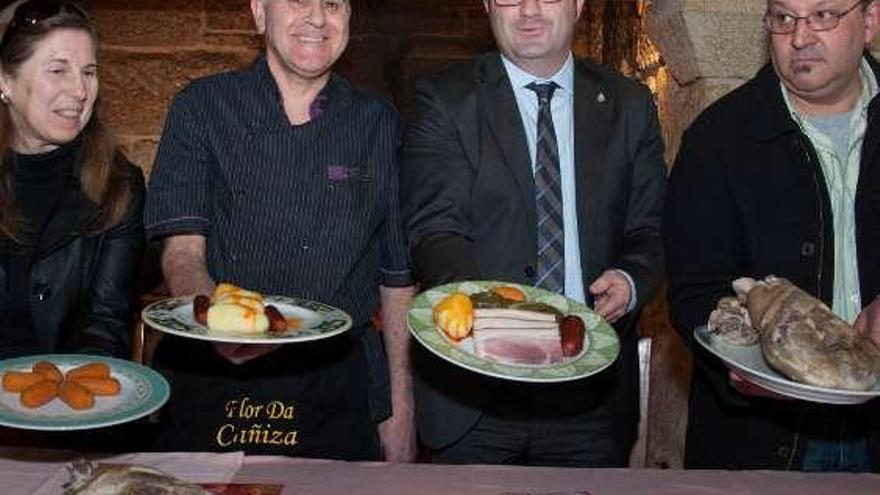 Presentación, ayer, de la fiesta del lacón con petelo. // Anxo Gutiérrez