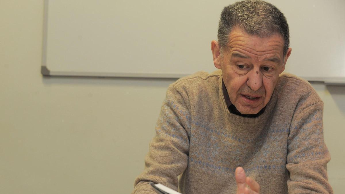 Moisés Mori con su último libro, "Doble Autorretrato Mundo"