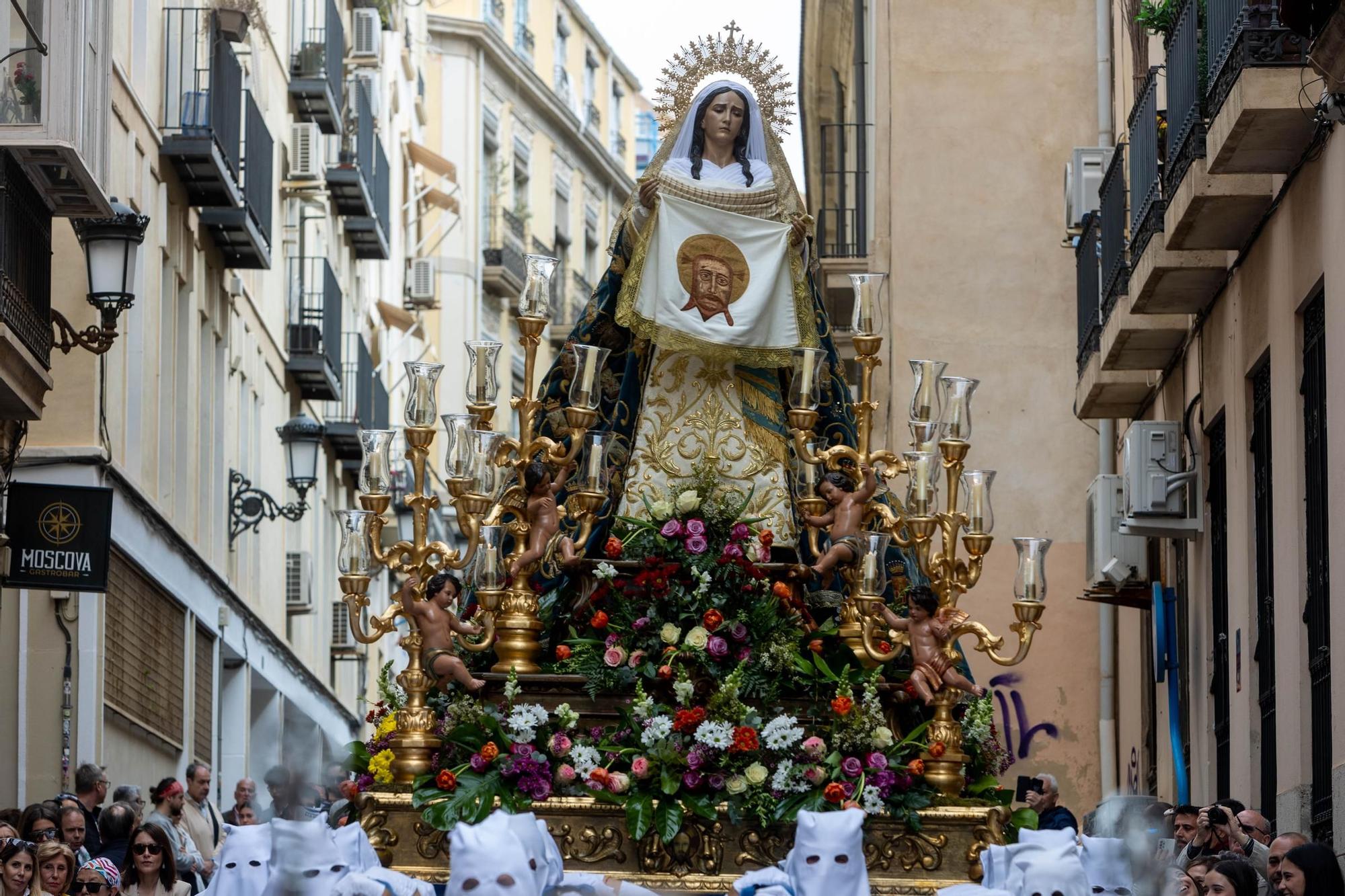 Miles de personas abarrotan el centro de la ciudad de Alicante para celebrar el Domingo de Ramos