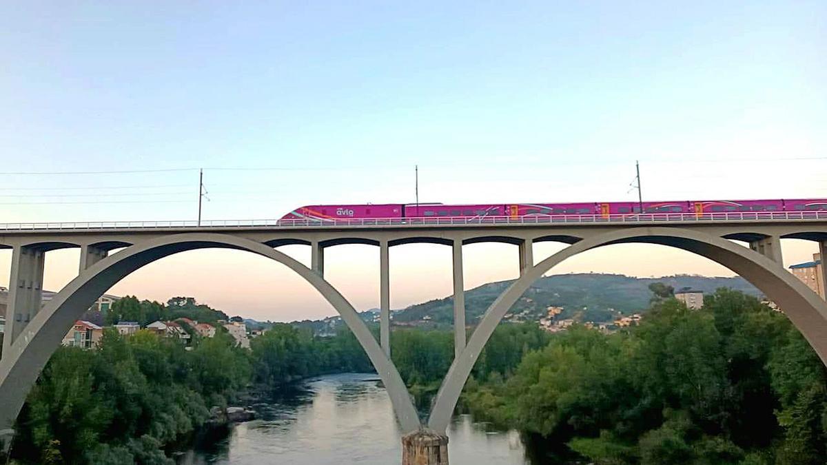 Un tren de Avlo a su paso por el viaducto de Ourense