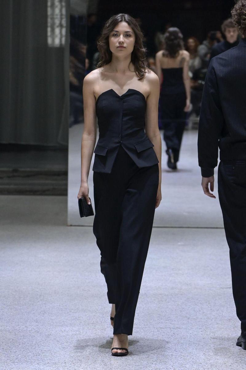 Top y pantalón de pinzas de la colección otoño-invierno 2023 de C&A