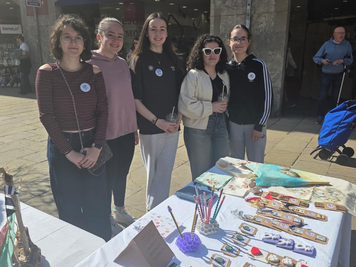 Celia Alvite, Carlota García, Sara Benito, Irene Porras y Ángela Iglesias en su puesto del instituto Carreño Miranda.