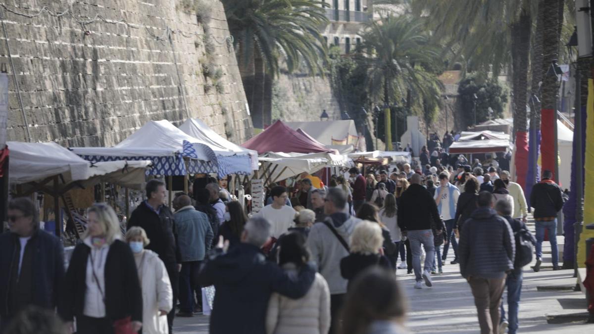 Auch dieses Jahr sind wieder Marktstände auf dem Passeig Sagrera in Palma aufgebaut, die zum Schlendern einladen.