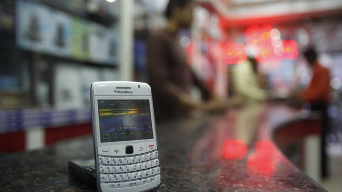 Un teléfono Blackberry en el mostrador de una tienda de la India.