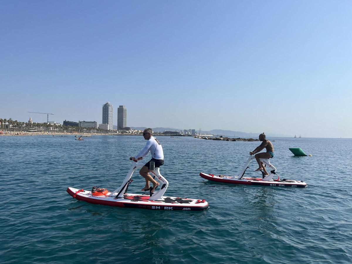 Bikesurf, las nuevas bicis acuáticas  surfean en la playa de la Barceloneta