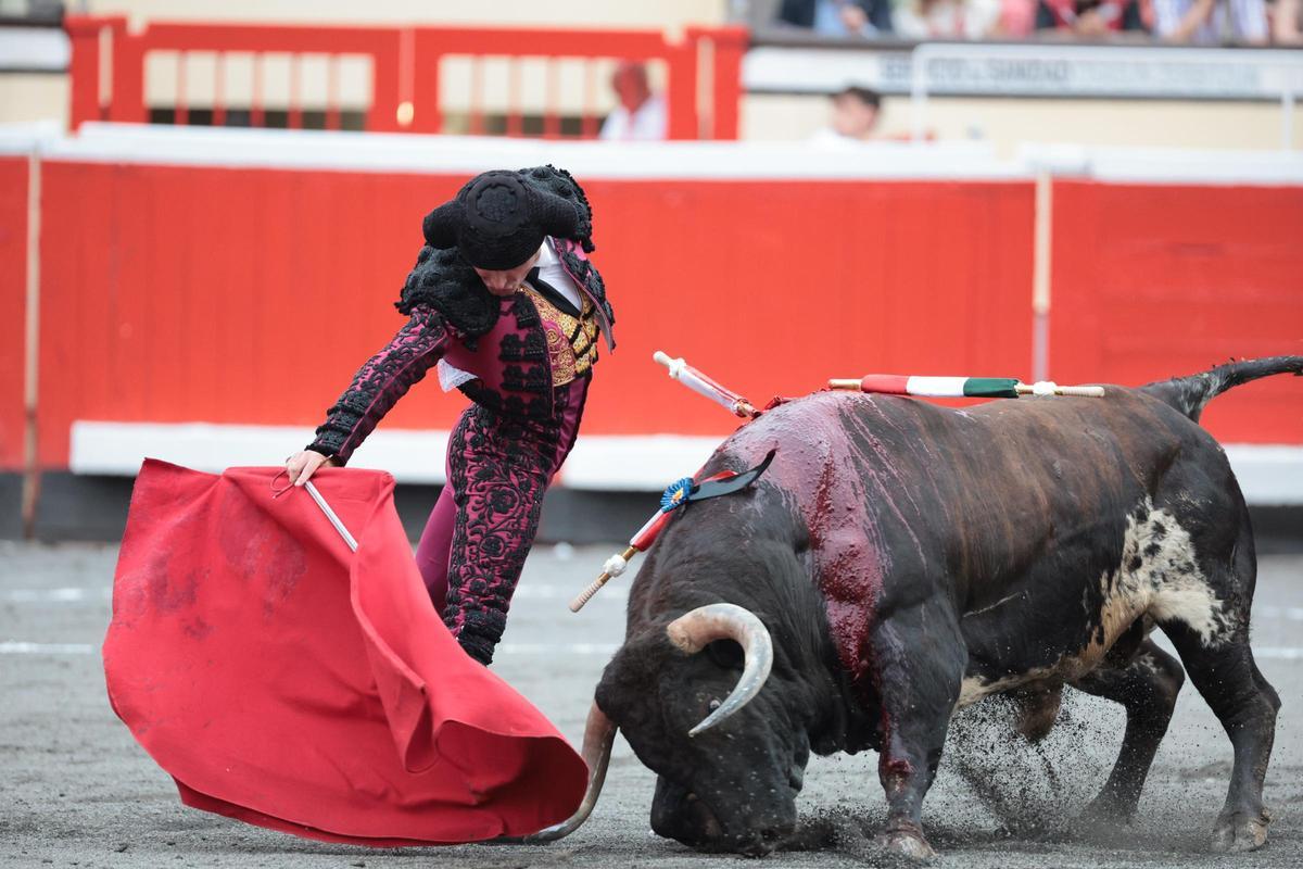 Ni toreo ni bravura en una tarde de injustificada exaltación torista en Bilbao