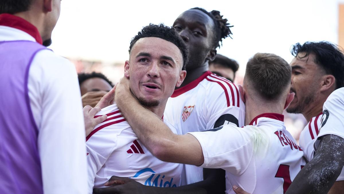 Rubén Vargas celebra su gol en el partido de LaLiga EA Sports de la jornada 12 entre el Sevilla Fútbol Club y Club Atlético Osasuna en el Ramón Sánchez-Pizjuán.