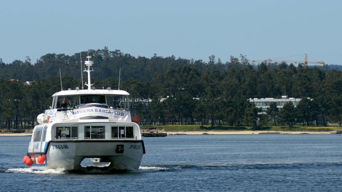 Un catamaran recorre la ría de Arousa