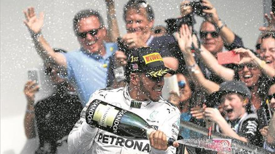 Hamilton vence en EEUU pero Rosberg salva el día