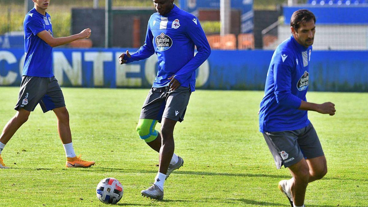 Uche Agbo y Celso Borges se ejercitan en la ciudad deportiva de Abegondo.