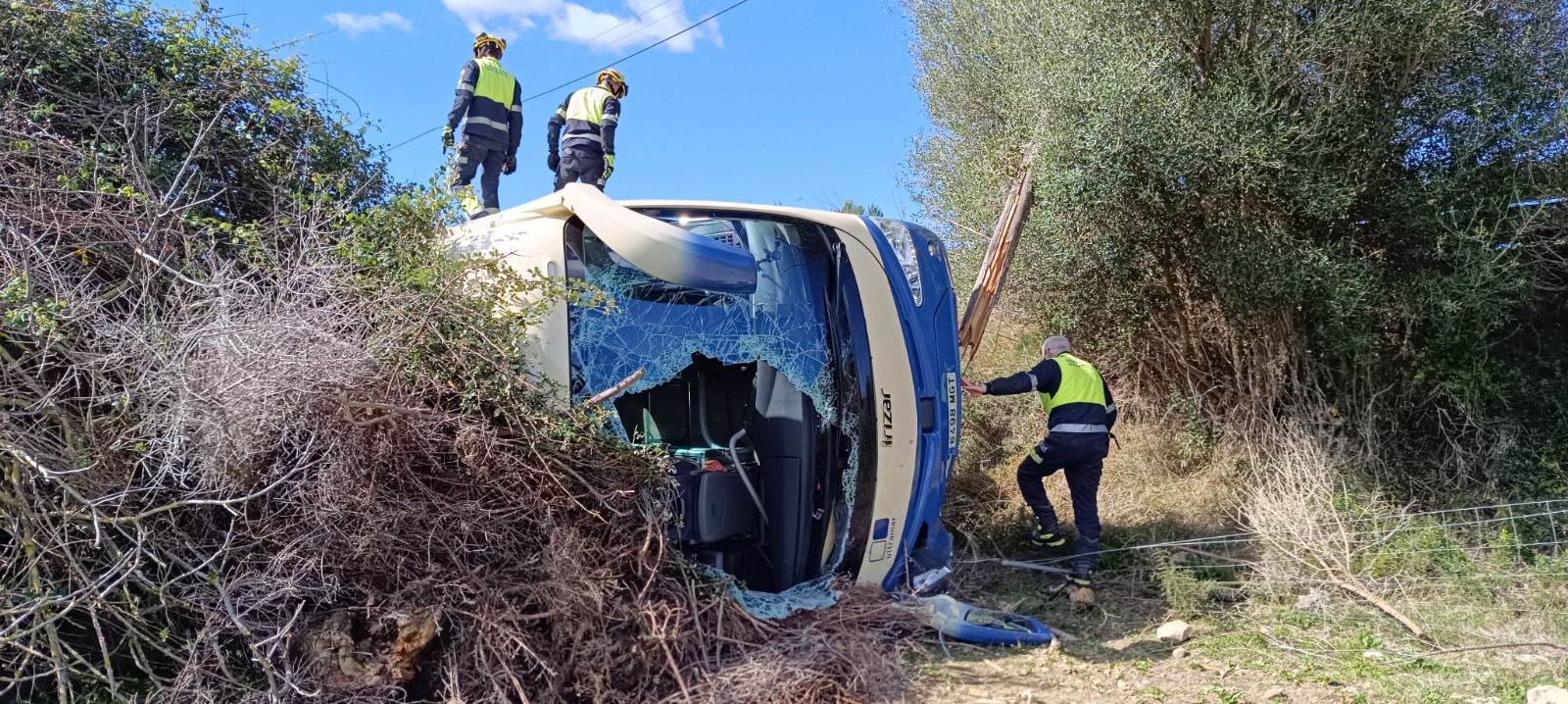 FOTOS | Un autobús del Imserso cae por un terraplén entre Sant Llorenç y Son Servera