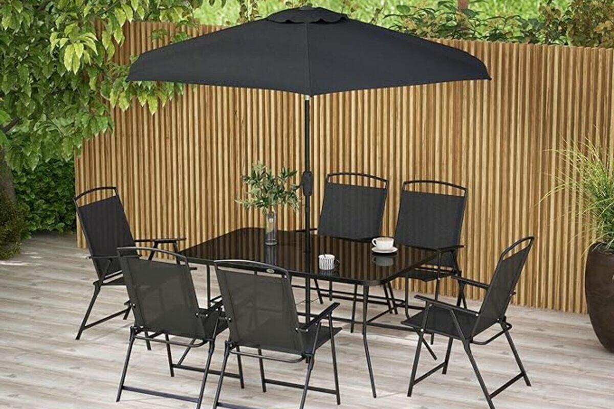 Mesa, sillas y sombrilla para tu jardín, por menos de 300 euros