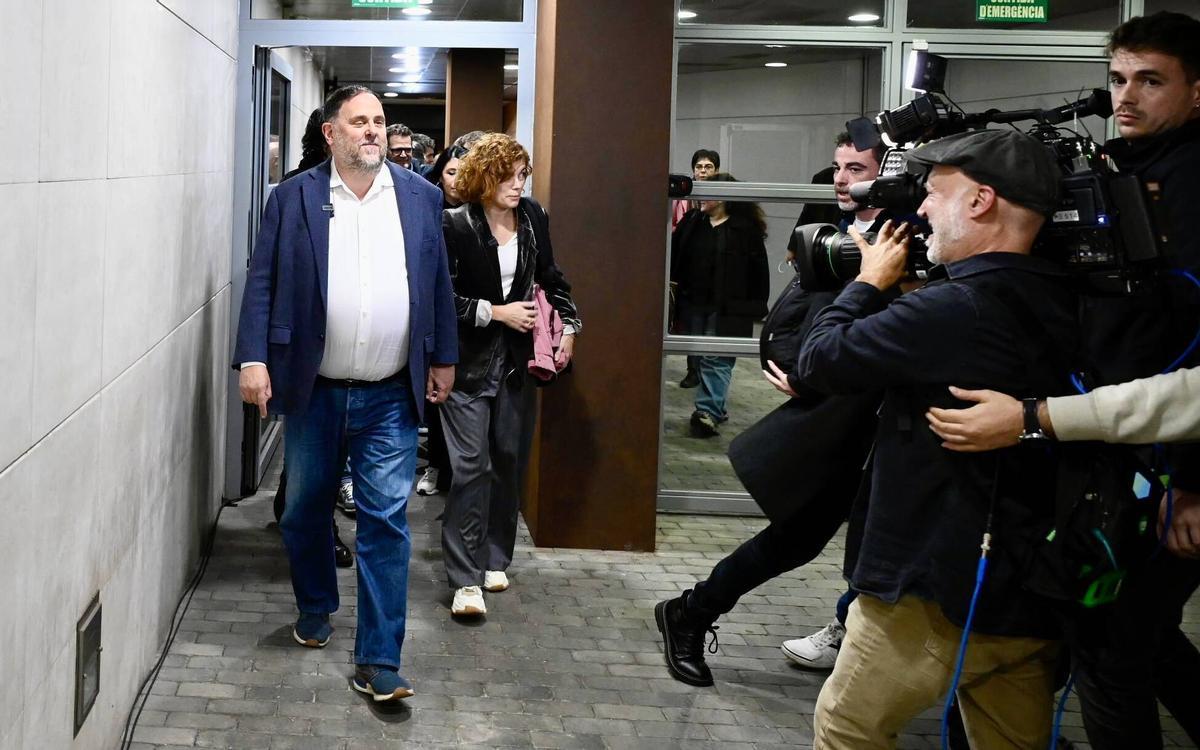 Oriol Junqueras y Elisenda Alamany llegando a la sede de ERC. Oriol Junqueras y Elisenda Alamany llegando a la sede de ERC.