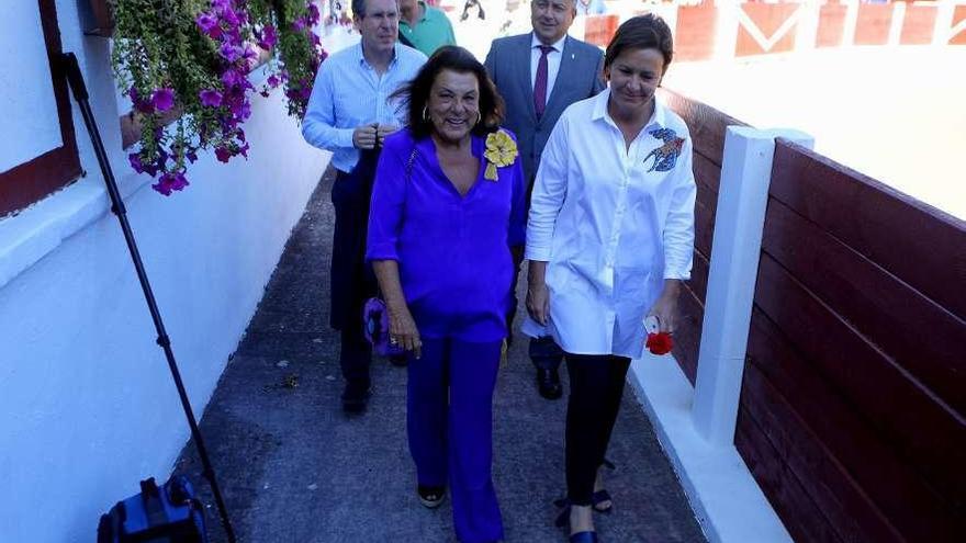 Pilar González del Valle, marquesa de la Vega de Anzo, junto a Carmen Moriyón, seguidas por Fernando Couto y el comisario Dámaso Colunga.