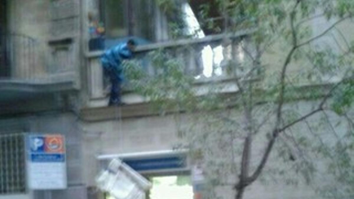 Los asaltantes bajan un televisor envuelto en sábanas desde un primer piso, en la calle Magalaes