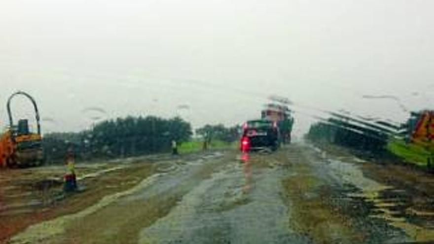 Ejecutan obras de emergencia en la carretera de Arroyo de la Luz