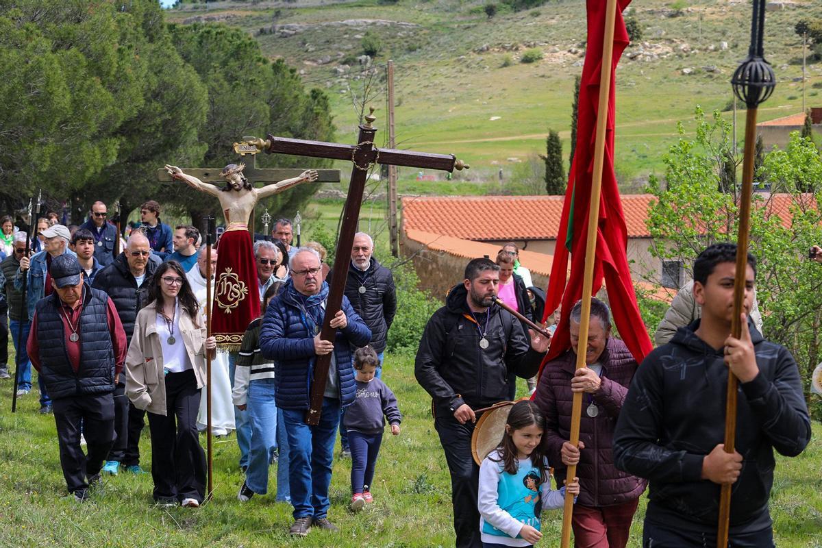 GALERÍA | Los zamoranos llenan la pradera de Valderrey en la romería del Cristo