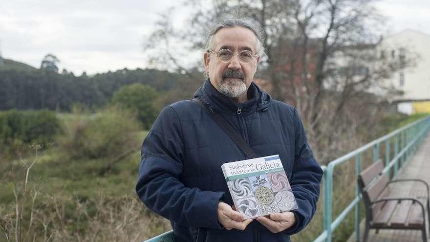 Bieito Romero, co seu libro sobre a simboloxía máxica. // FdV