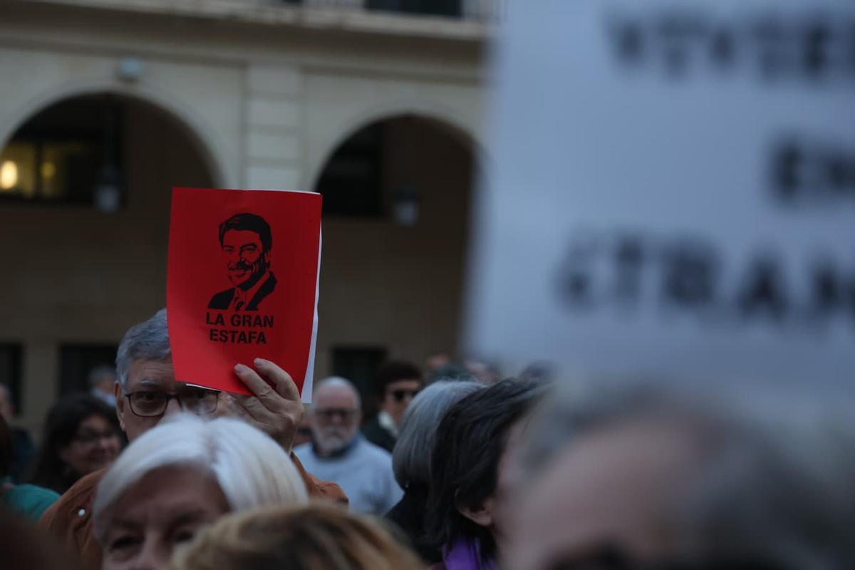 Protesta frente al Ayuntamiento de Alicante por las VPO